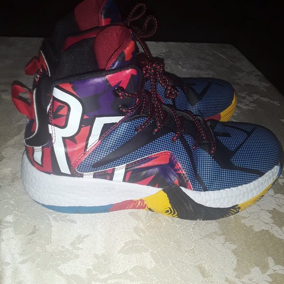 NEW boys basketball sneakers size 4 - Picture 1 of 3